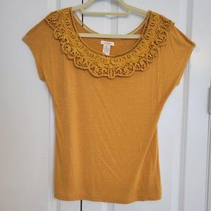 Sundance knit cap sleeve gold top with lace collar, size M